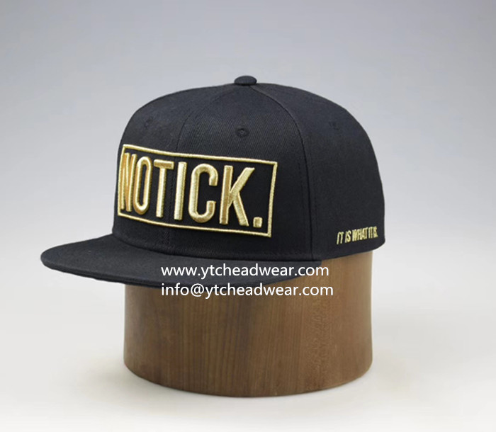 Snap back hats  in black color with flat brim